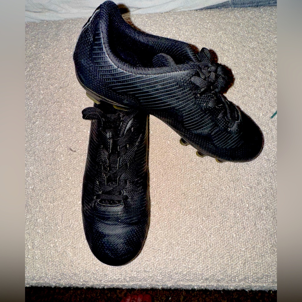Brava, soccer cleats boys size 4.5
Shoes